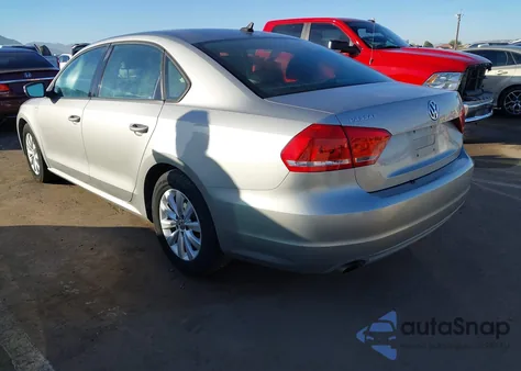 2013 Volkswagen Passat 2.5L Wolfsburg Edition z USA, uszkodzony, nr VIN 1VWAP7A33DC142135